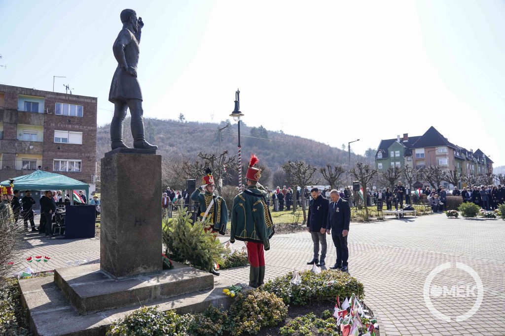 Az Ózdi Roma Nemzetiségi Önkormányzat tiszteleg.