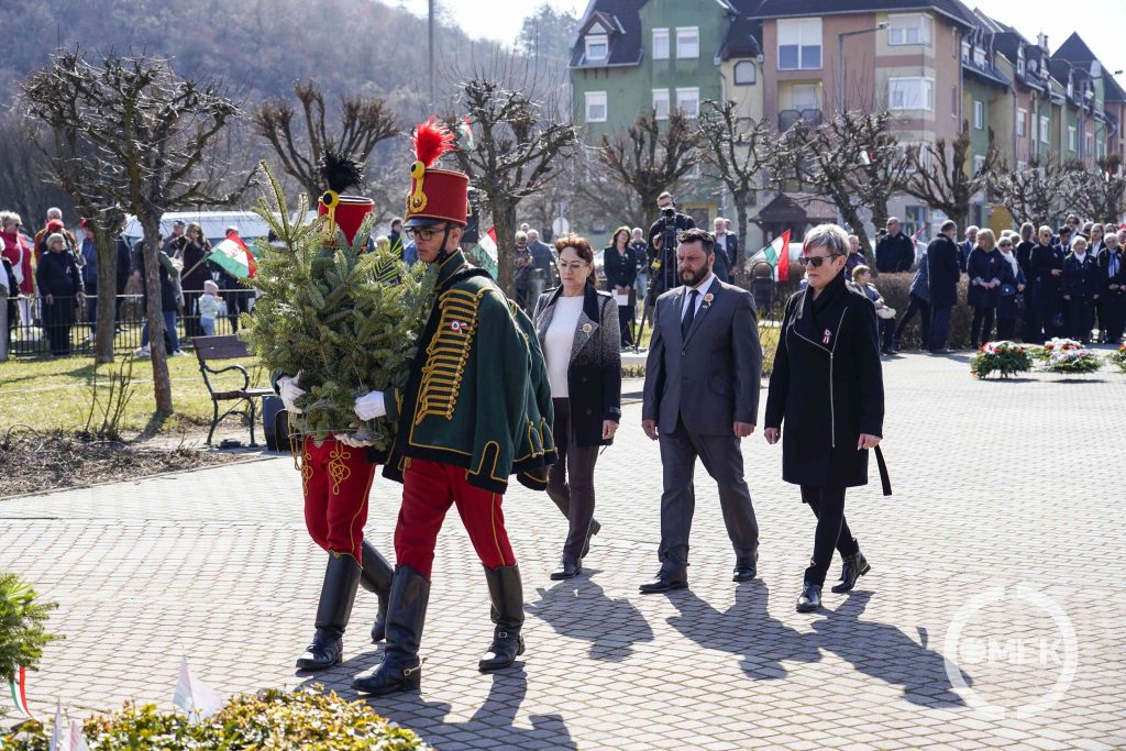 Az Ózdiakért és Ózdért Egyesület helyezi el a koszorúkat.