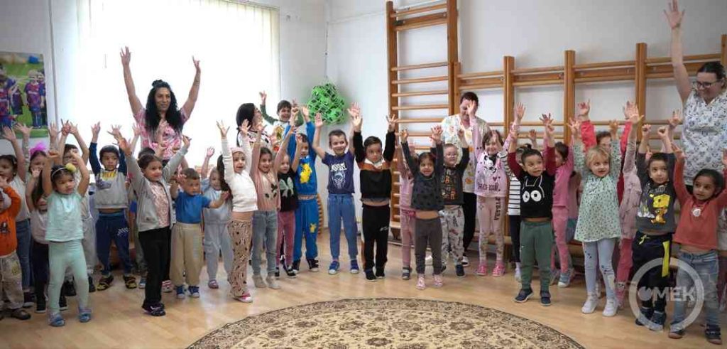 Az ég felé nyújtóznak a Virág úti ovisok.