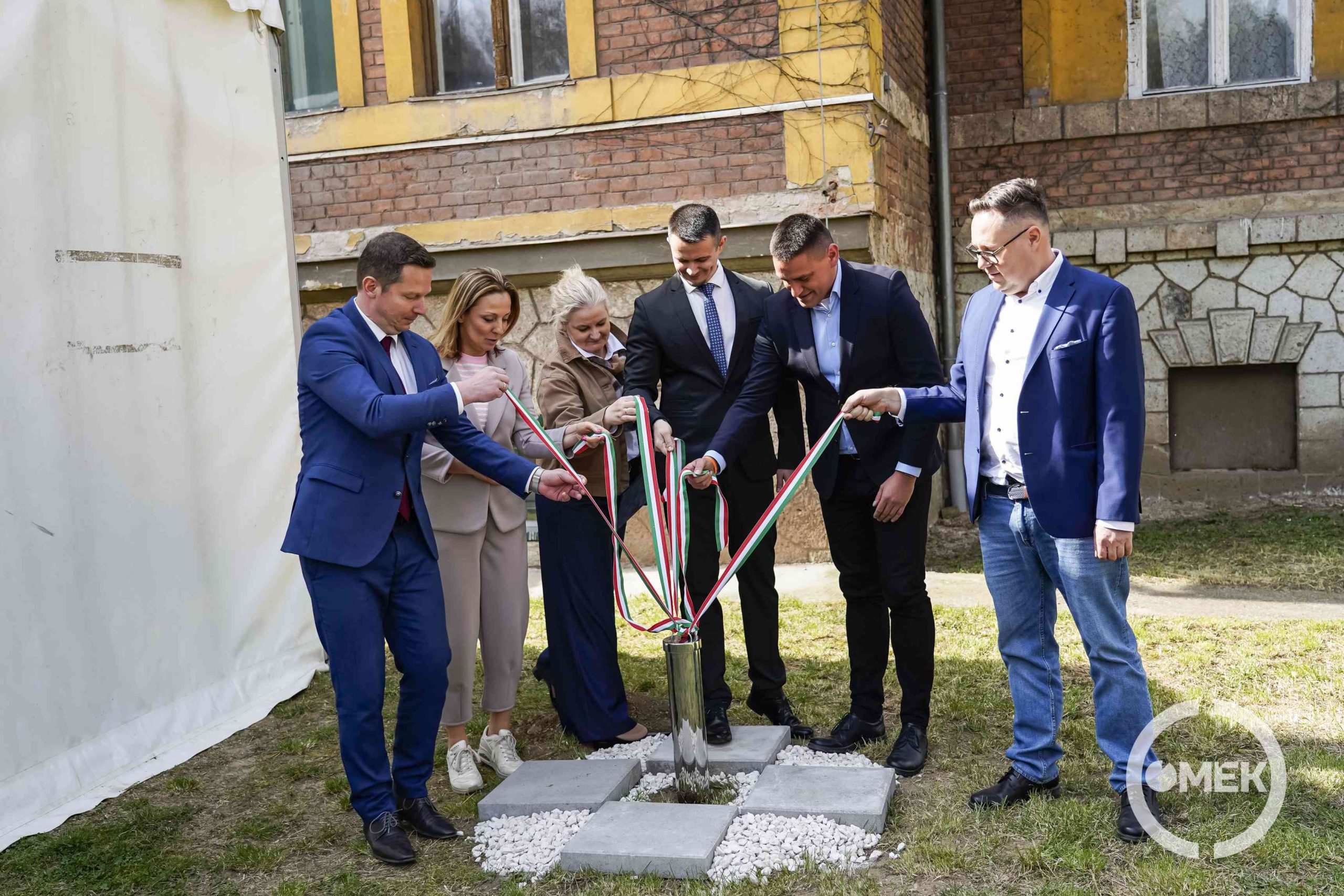 Az időkapszula földbehelyezése.