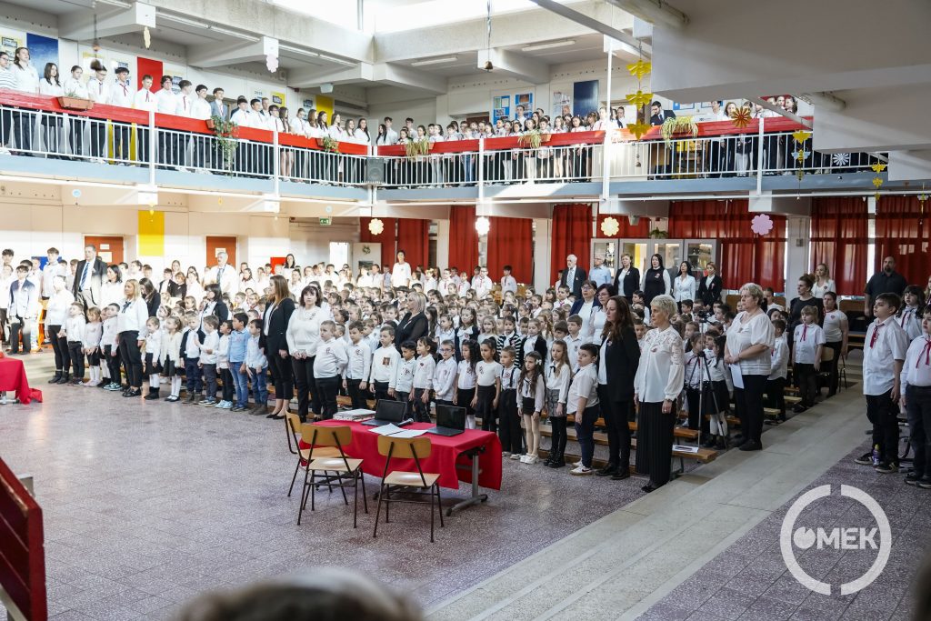 Az intézmény összes diákja és az óvodások is ünneplőben foglalták el helyüket az aulában.