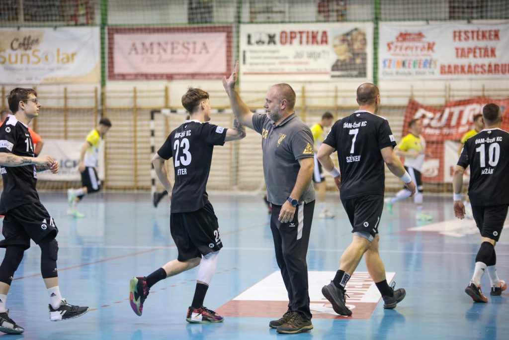 Bánik Roland, a Füzesabony SC vezetőedzője gratulál az ózdiak sikeréhez.