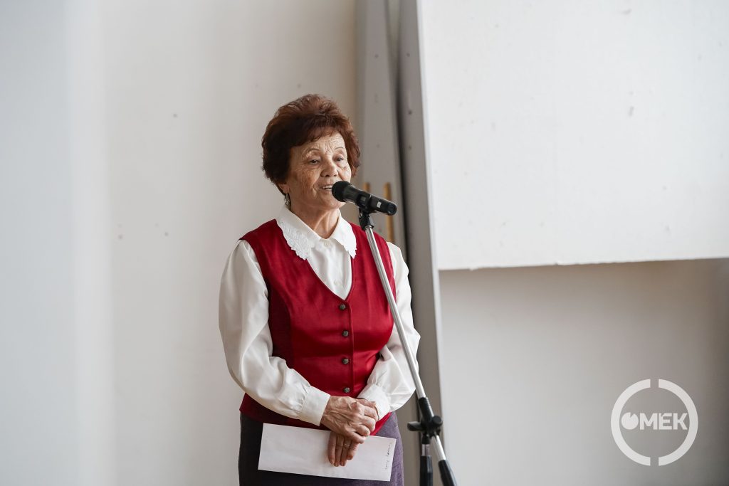 Begezi Tiborné verset szaval.