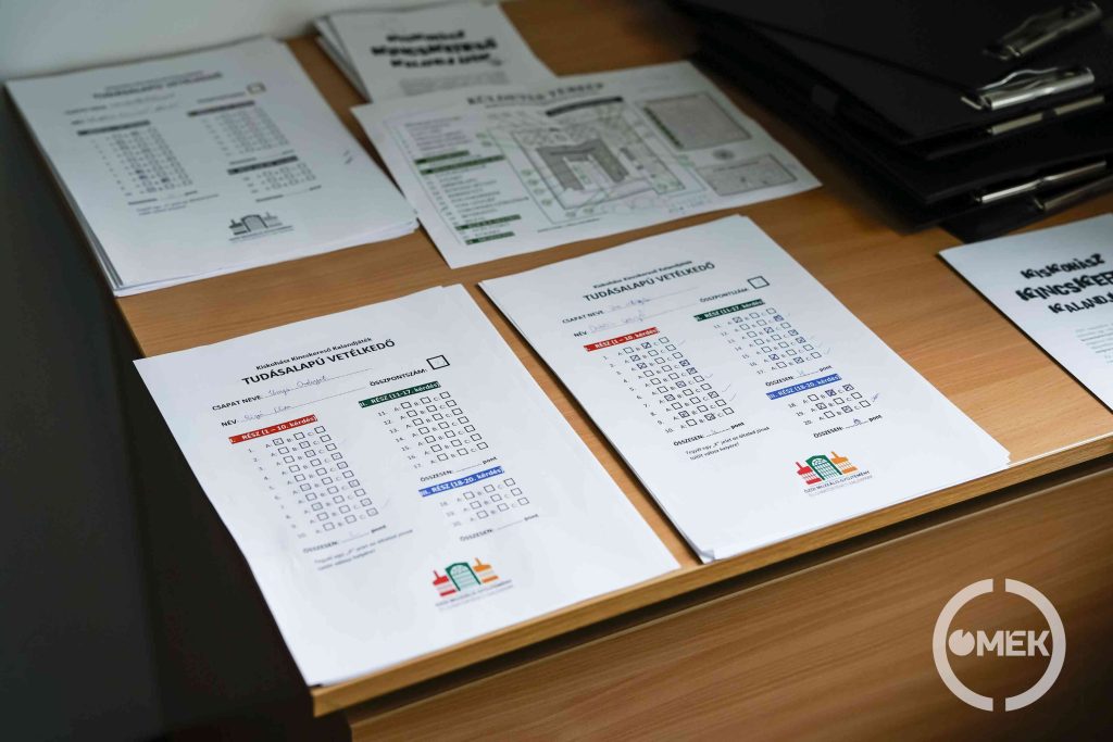 Bent pedig feleletválasztós tesztet töltöttek ki.