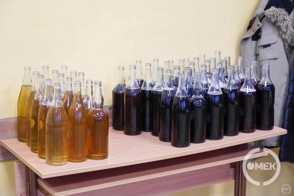 Címkézetlen üvegekben a borok.