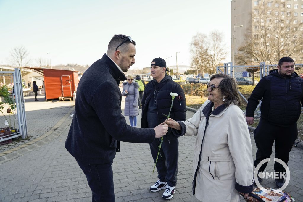 Csák László az Ózdiakért és Ózdért Egyesület nevében köszöntötte a hölgyeket.