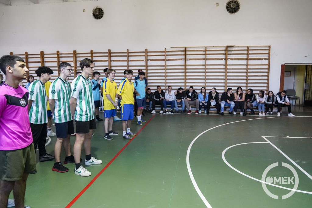 Csapatok és szurkolók.