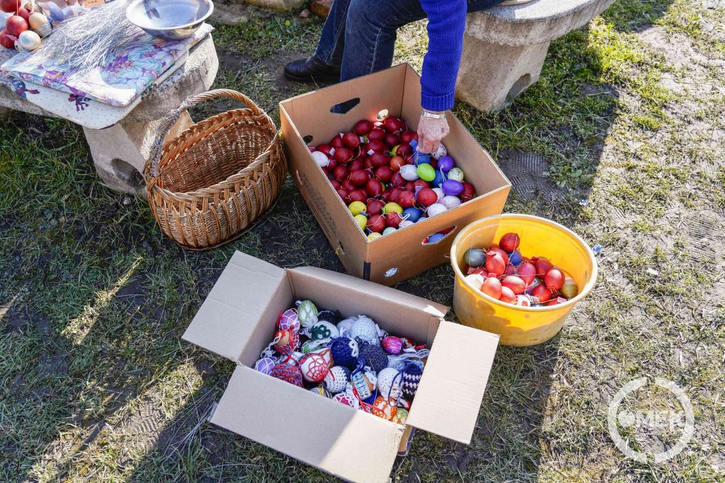 Díszítik a tojásfát.