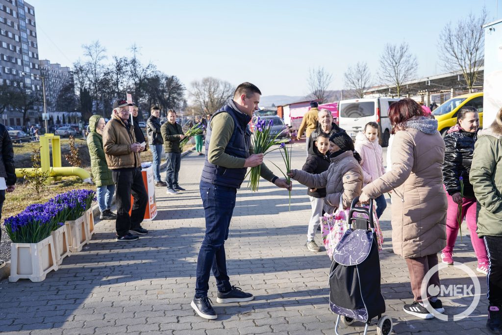Dr. Csuzda Gábor egy szál virággal köszöntötte a hölgyeket.