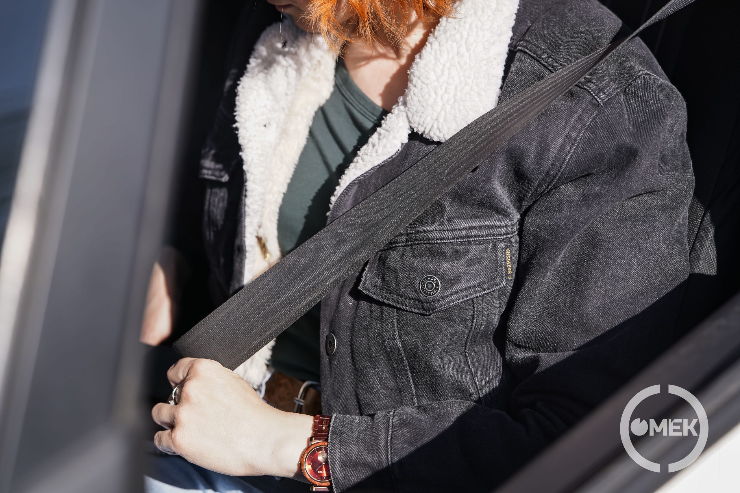 Egy nő áthúzza magán a biztonsági övet.