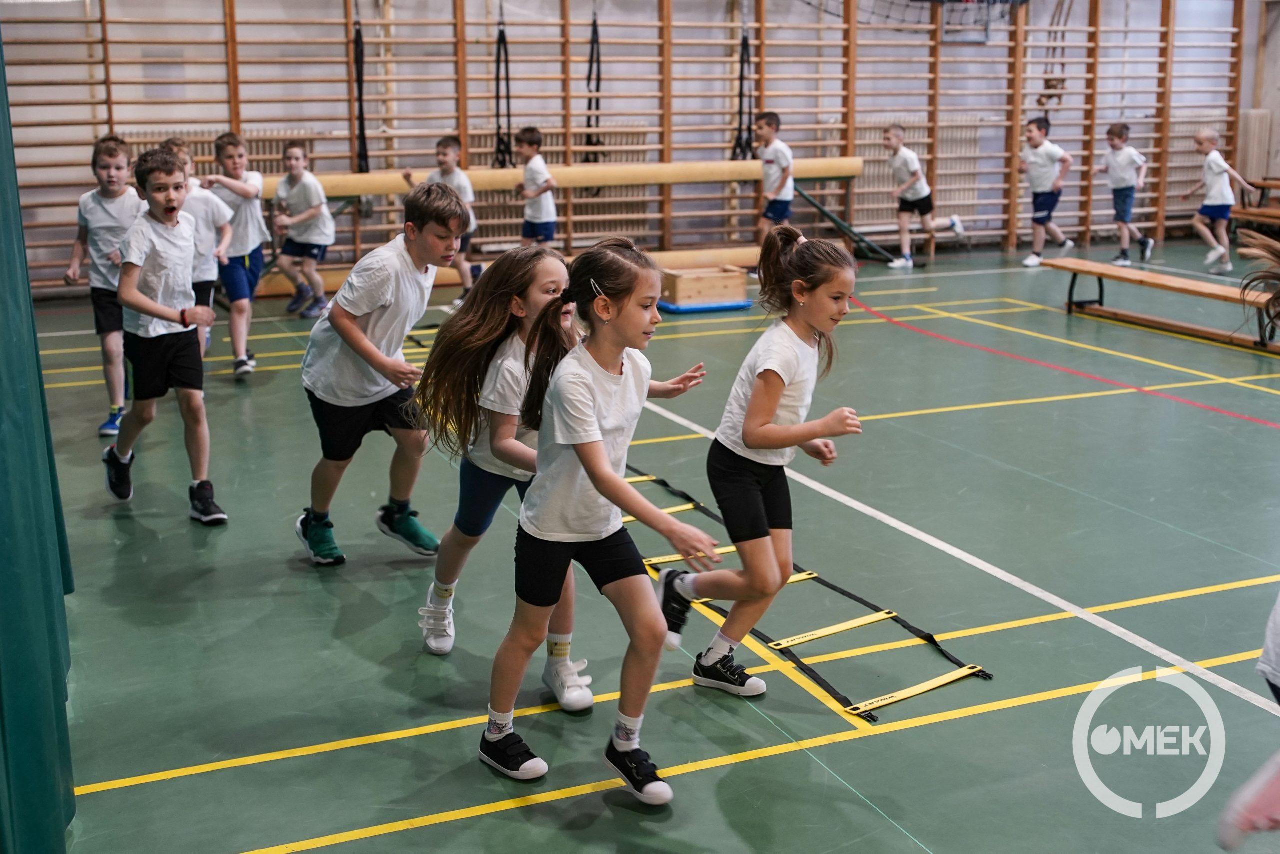 Elkezdődött a futás a tornateremben.