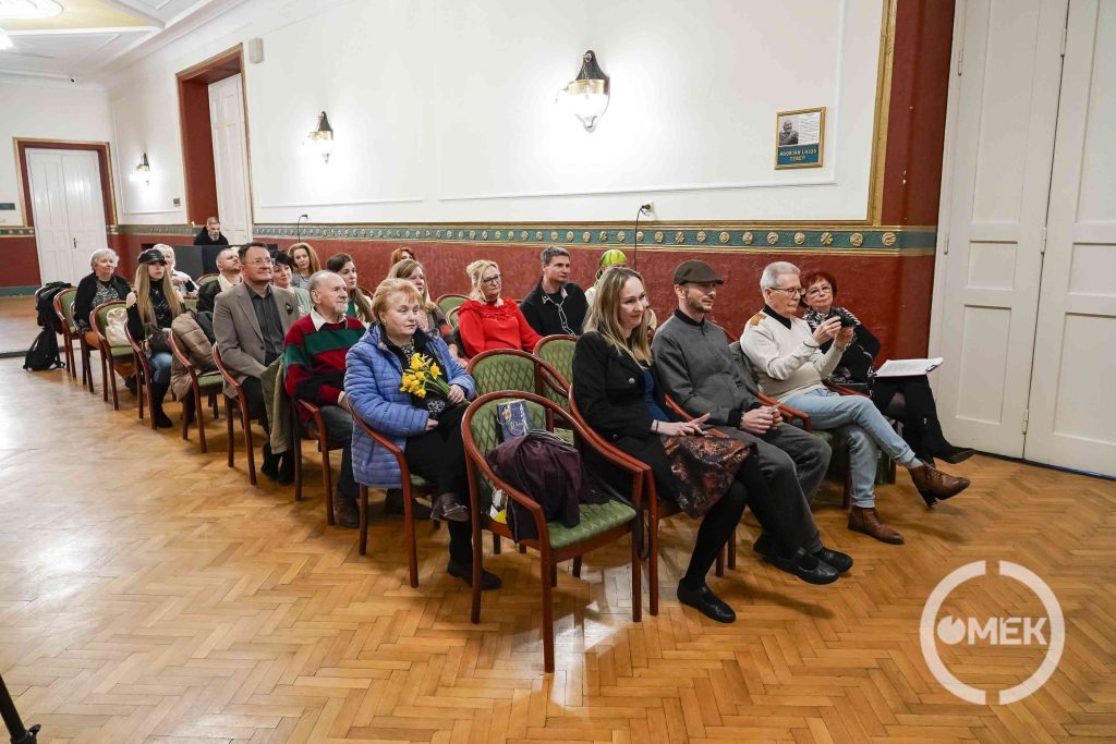 Érdeklődők a kiállítás megnyitóján.