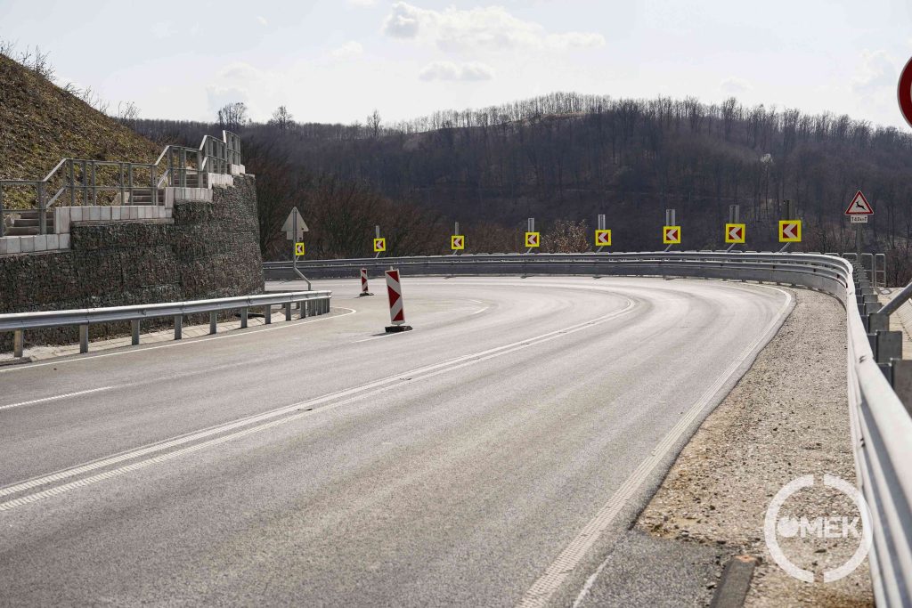 Gabion kosaras támfalakkal erősítették meg a domboldalakat.