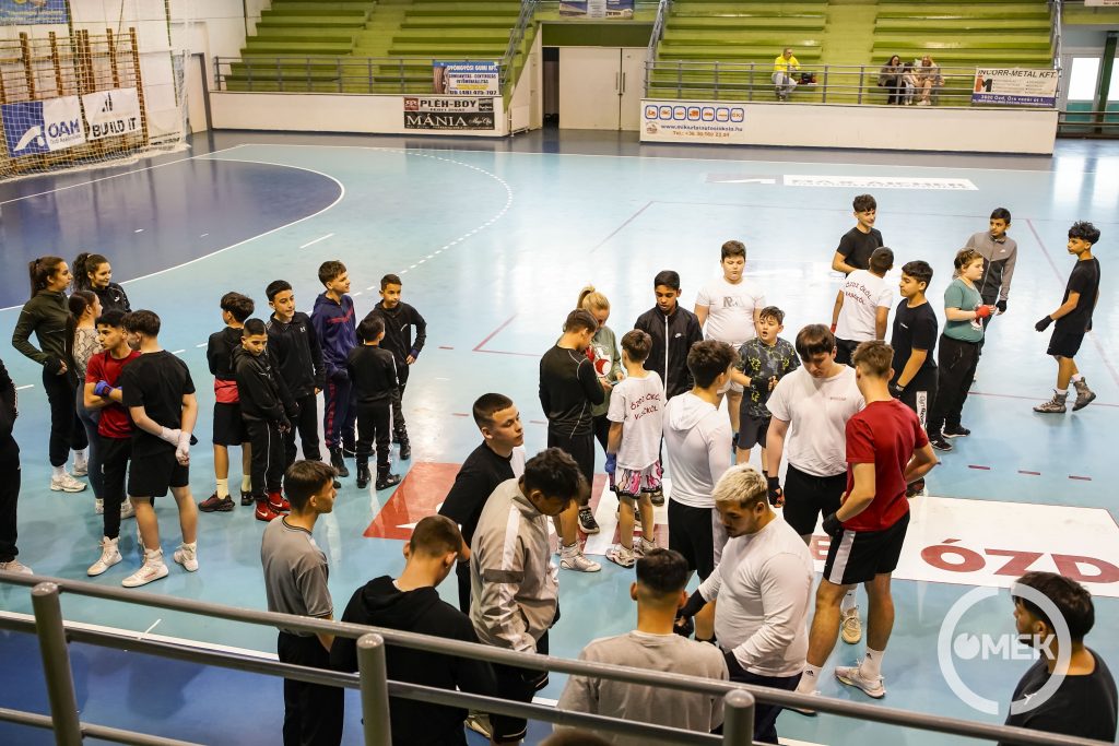 Gyülekeznek a versenyzők.