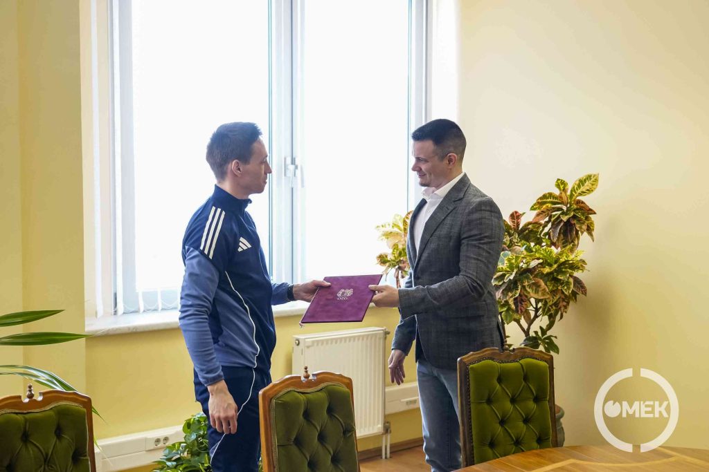 Janiczak Dávid Ózd polgármetere, átnyújtja a szerződést Bene Attilának a Sajóvölgye Focisuli ügyvezetőjének.