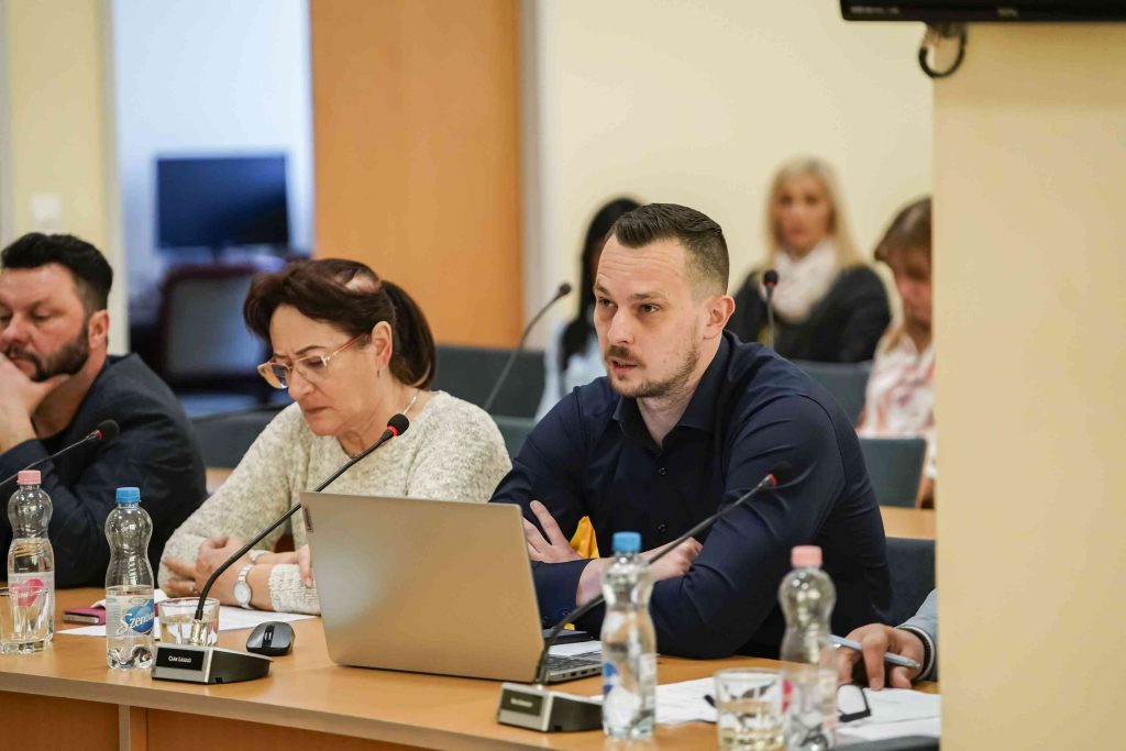 Kellóné Mezőtúri Márta és Csák László a stadionnal kapcsolatban szólalt fel.