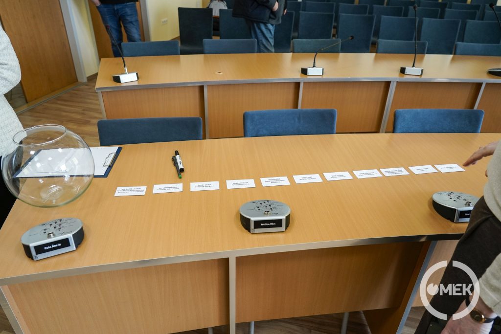 Kis papírokra írva láthatóak a nevek az asztalon.