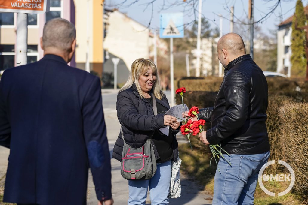 Kiss Sándor ad át virágot az egyik hölgynek.