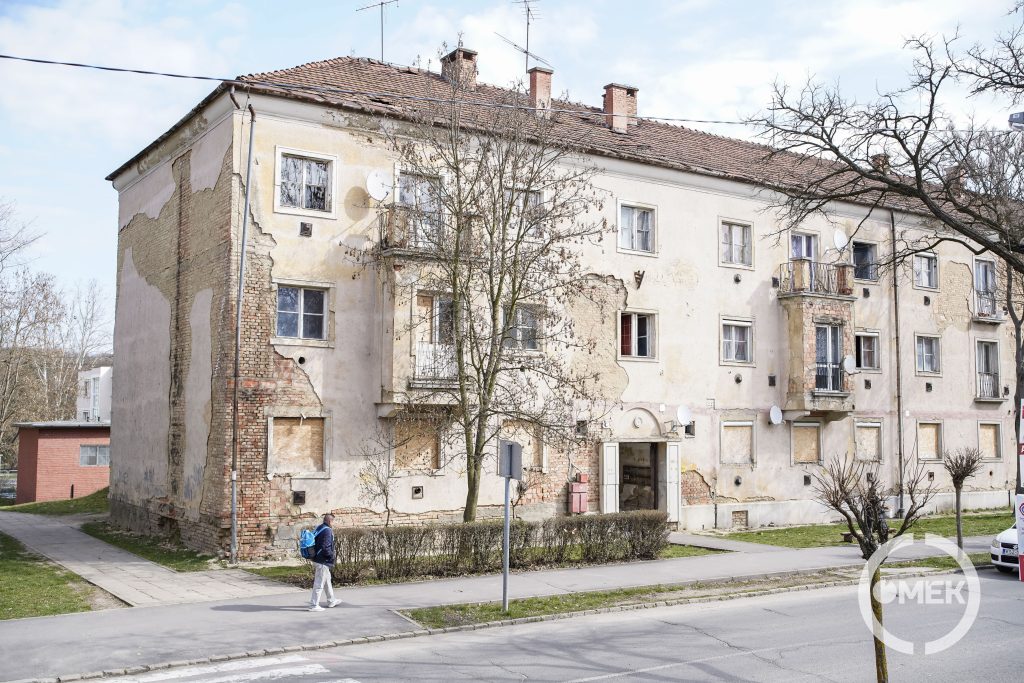 Kívül-belül rossz állapotban van a lépcsőház.