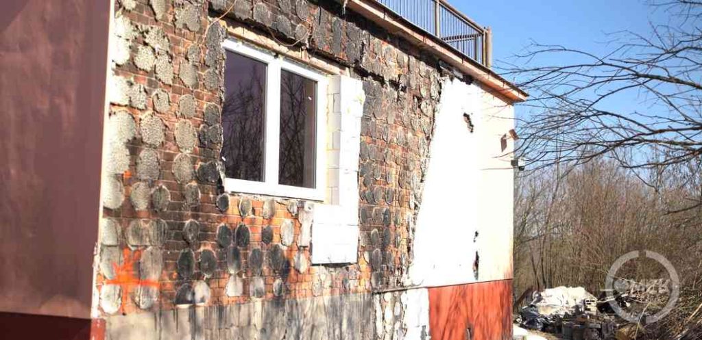 Leszedték a külső falakról a leégett szigetelést.