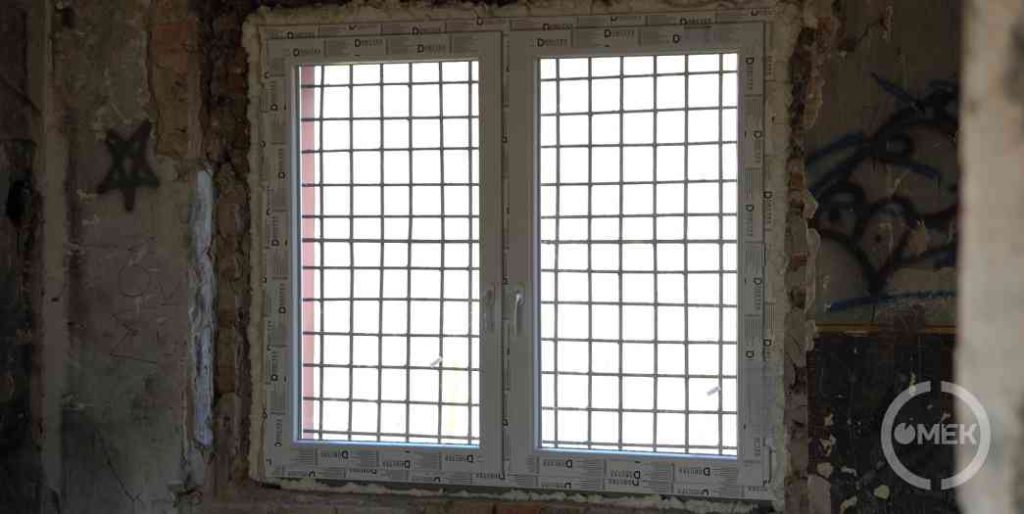 Már ablakok és ajtók is vannak, néhány helyen még fel kell szerelni a rácsot.