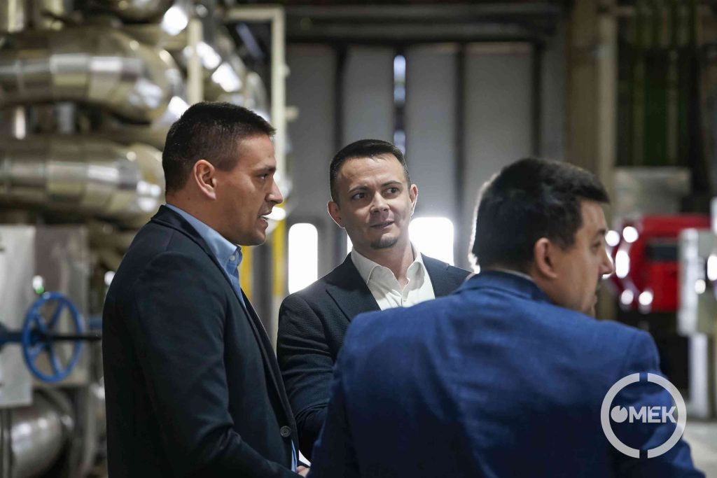 Megbeszélés a sajtótájékoztató előtt.