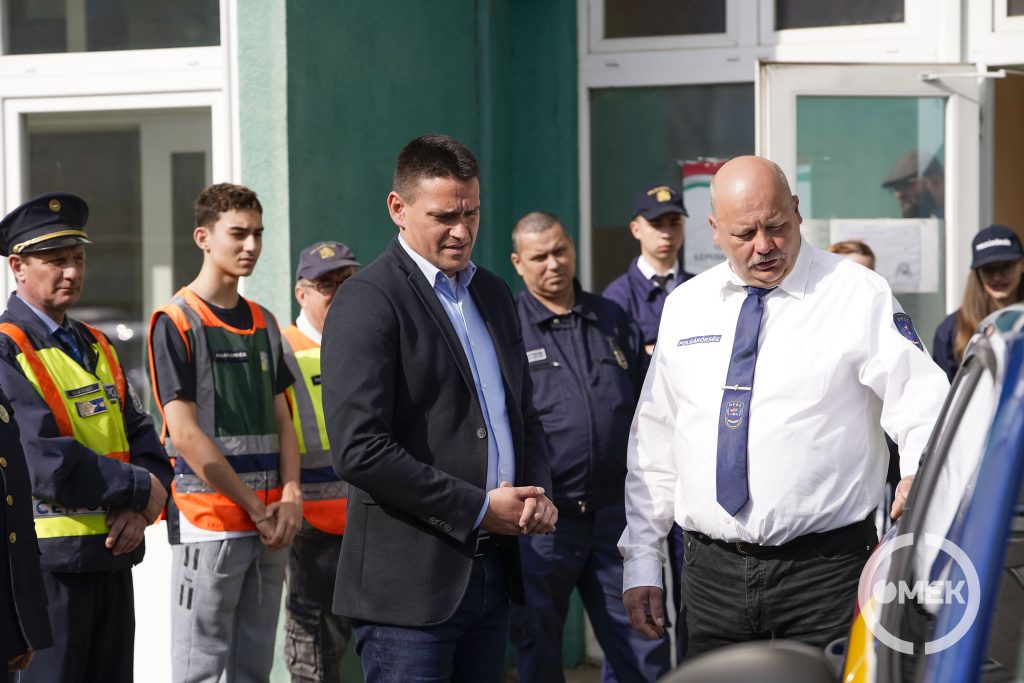 Megtekintették az új gépjárművet.