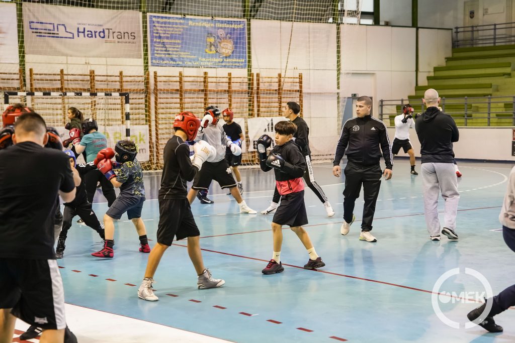 Megtelt fiatalokkal a sportcsarnok.