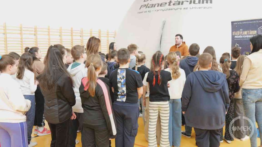 Minden osztályt vártak a kitelepült mozgó planetáriumba.