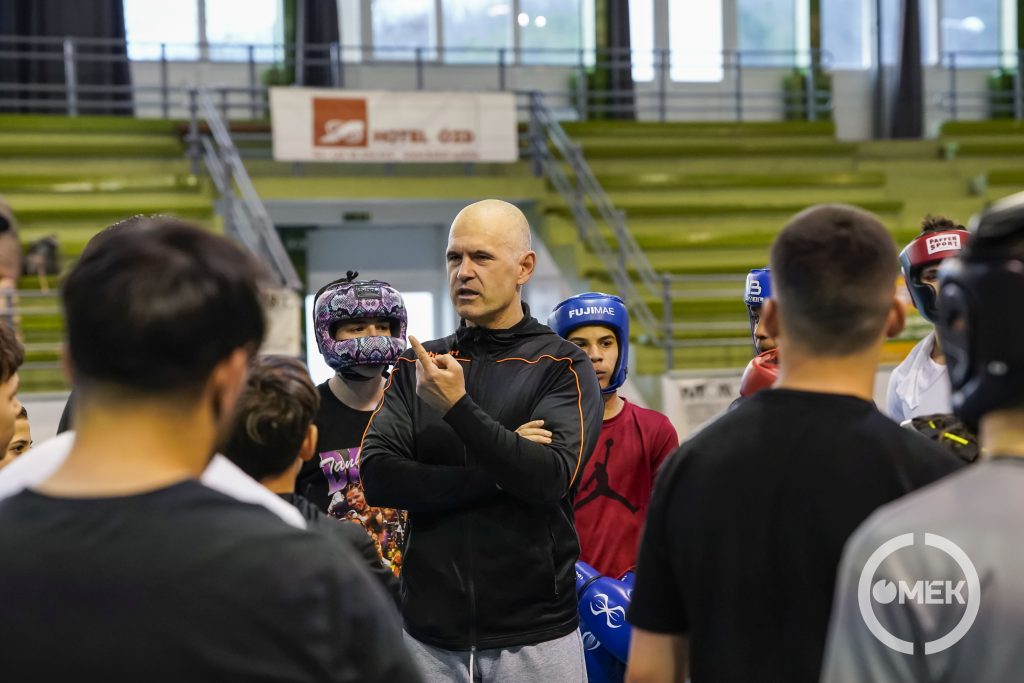 Molnár Márk eligazítást tart a gyerekeknek.