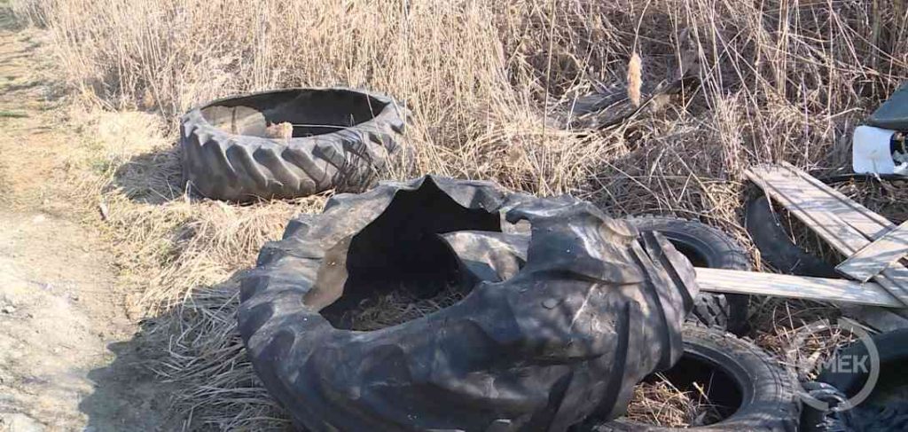 Nagyméretű gumiabroncsok is vannak a hulladékok között.