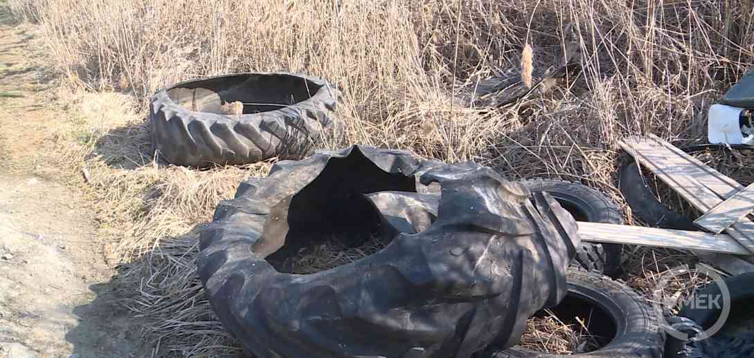Nagyméretű gumiabroncsok is vannak a hulladékok között.