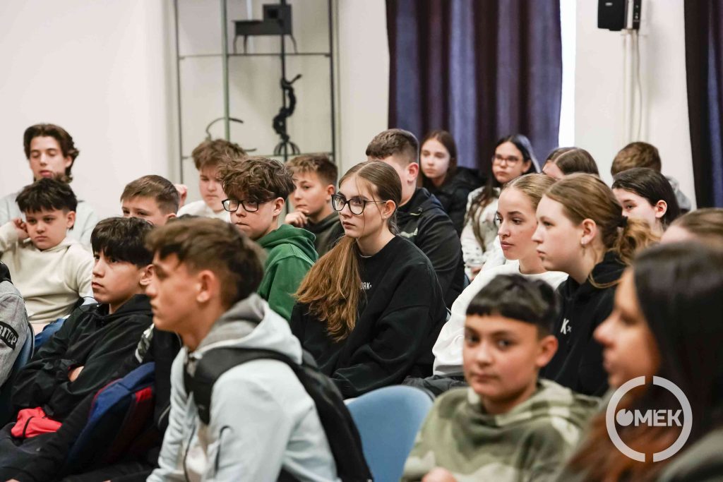 Négy iskolából érkeztek a diákok.