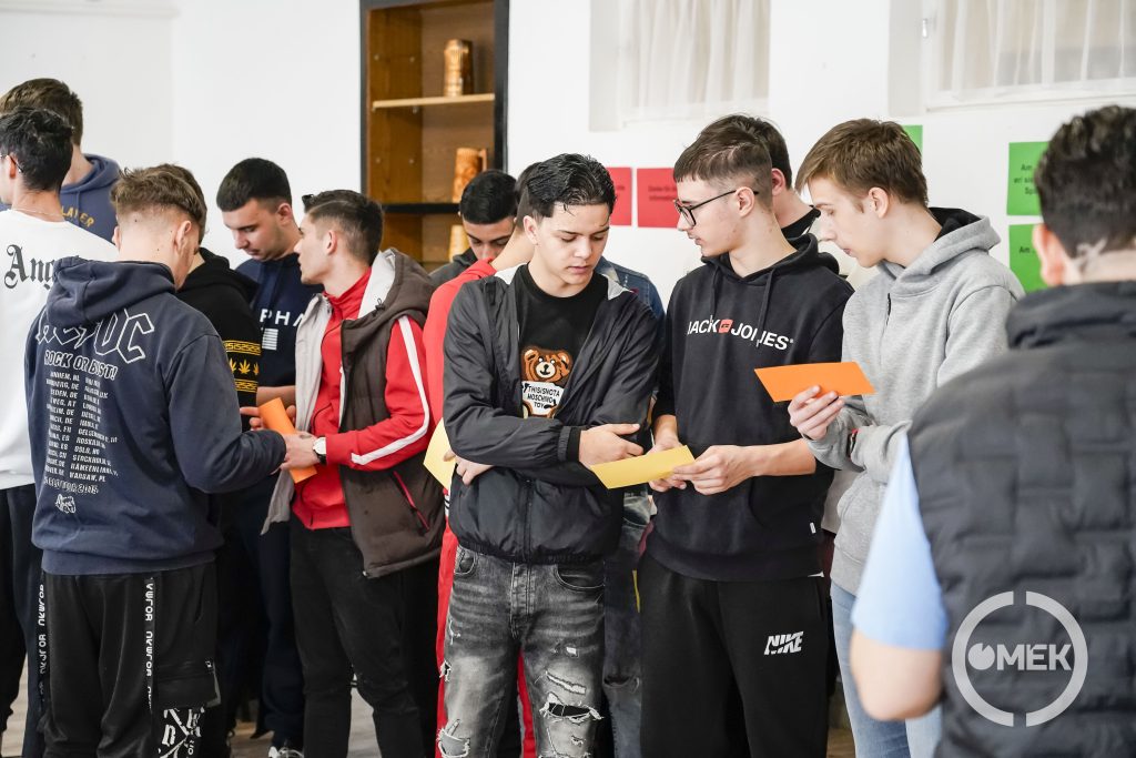 Néhány mozgásos feladat is volt, de párban is dolgoztak a tanulók.