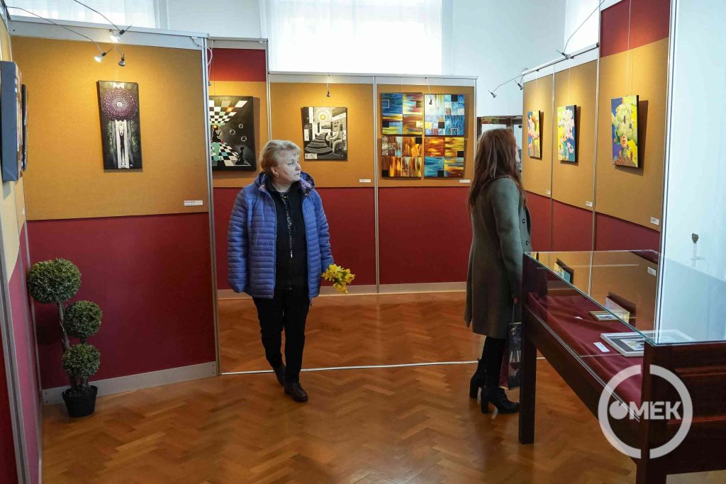 Nézik a tárlatot az érdeklődők.