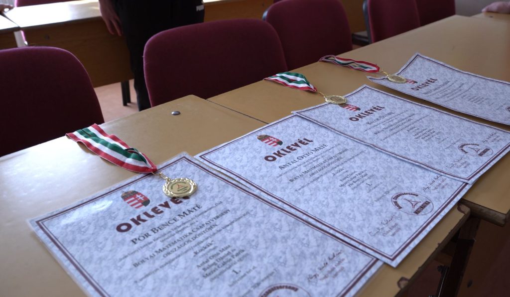 Oklevelek és érmek.