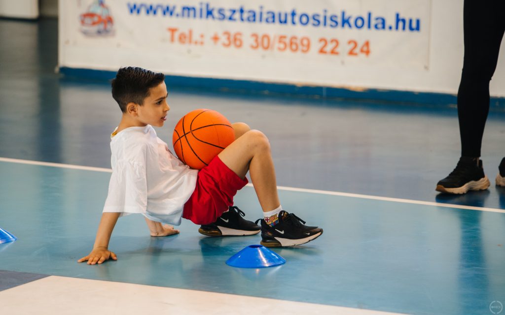 Póktojás feladatot végzi az egyik tanuló.