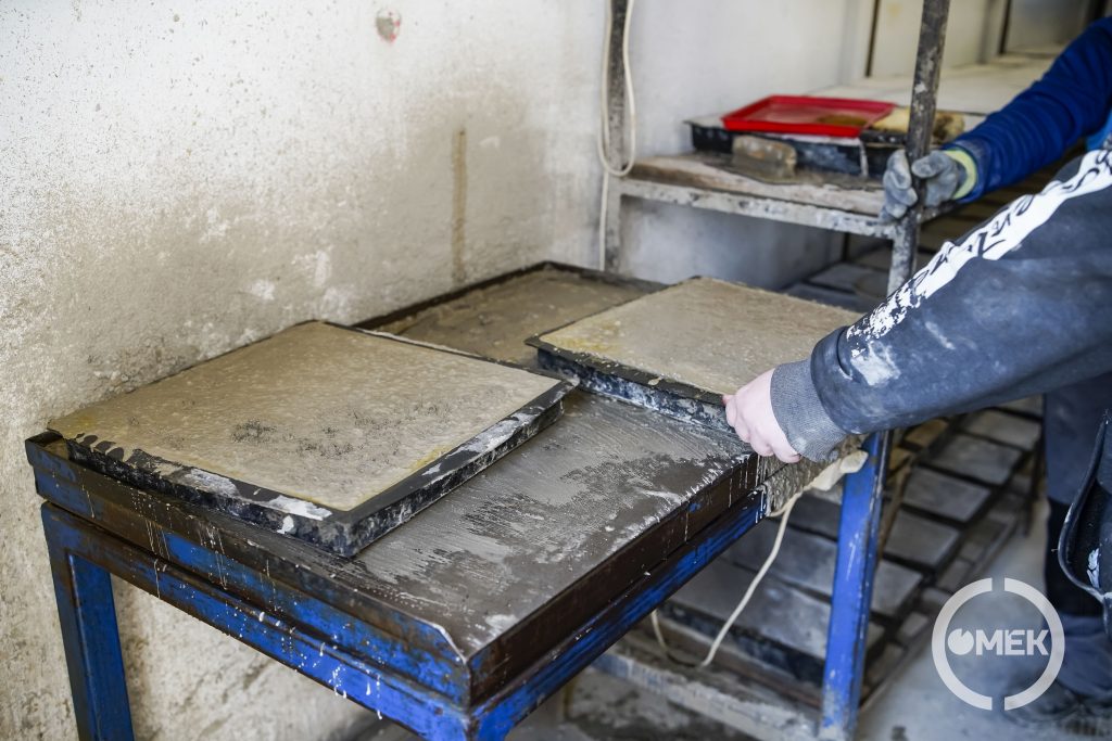 Rázóasztalon tömörödik a beton.
