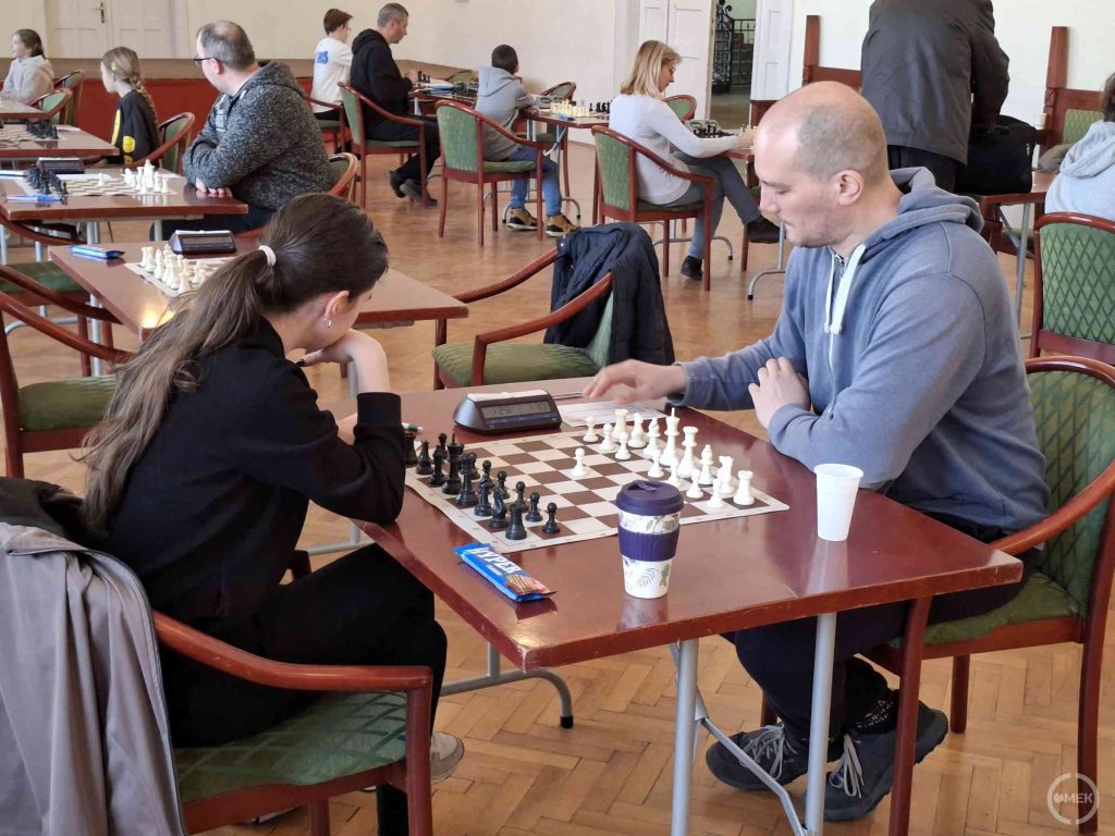 Sakkozó játékosok.