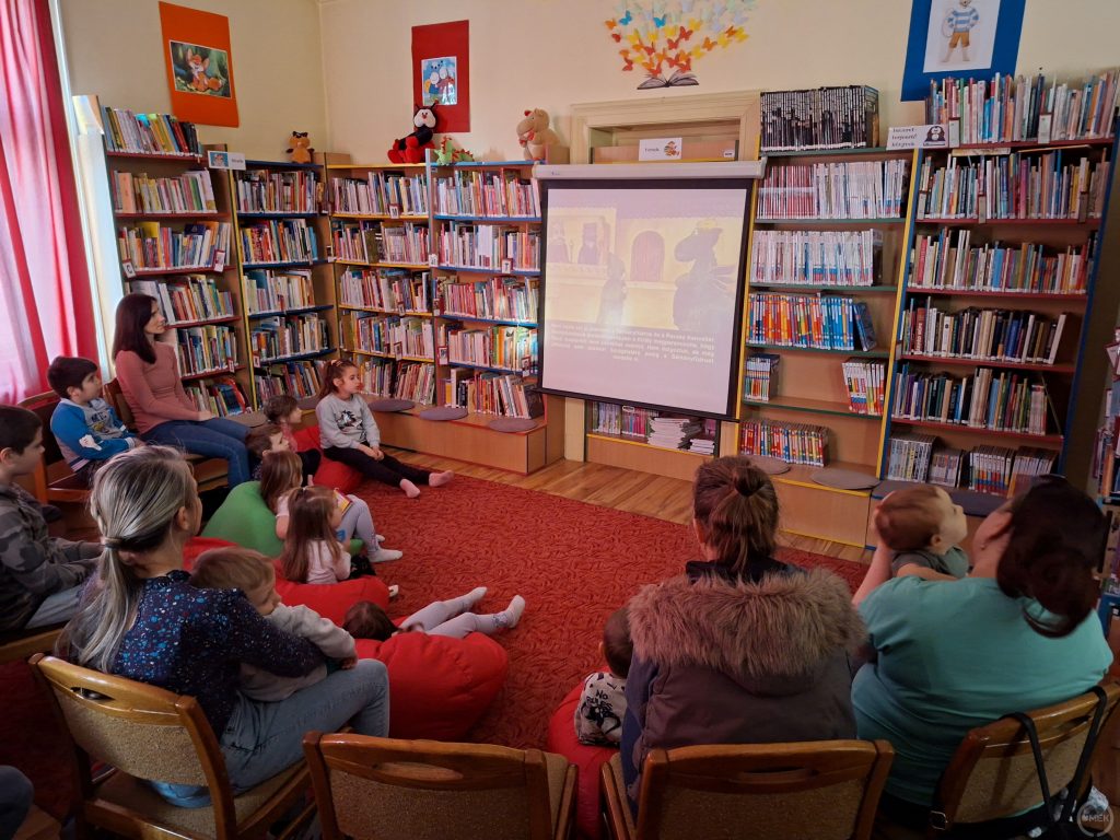 Süsü, a sárkány egyik diafilm vetítése.