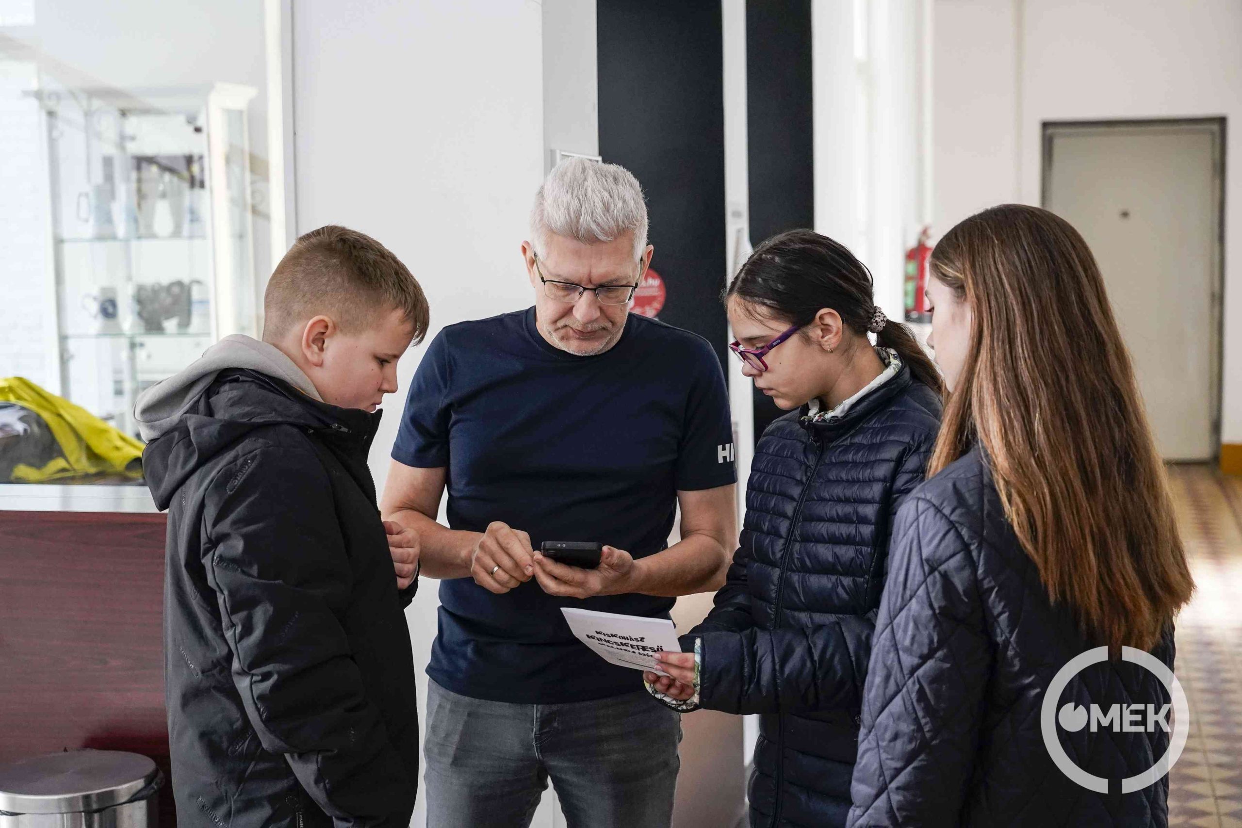 Szaka Attila magyaráz a diákoknak.