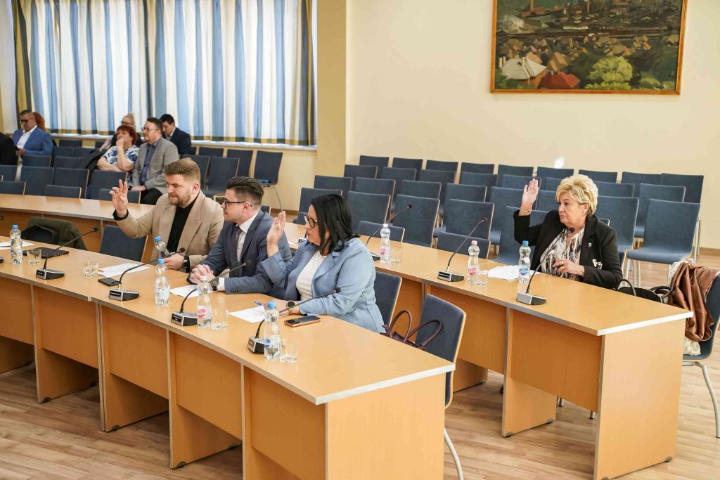 Szavaznak az Egészségügyi és Szociális Bizottság tagjai.