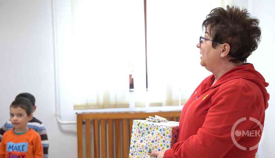 Szépen becsomagolt dobozban érkezett az édesség az egyik helyi benzinkút képviselőjétől.