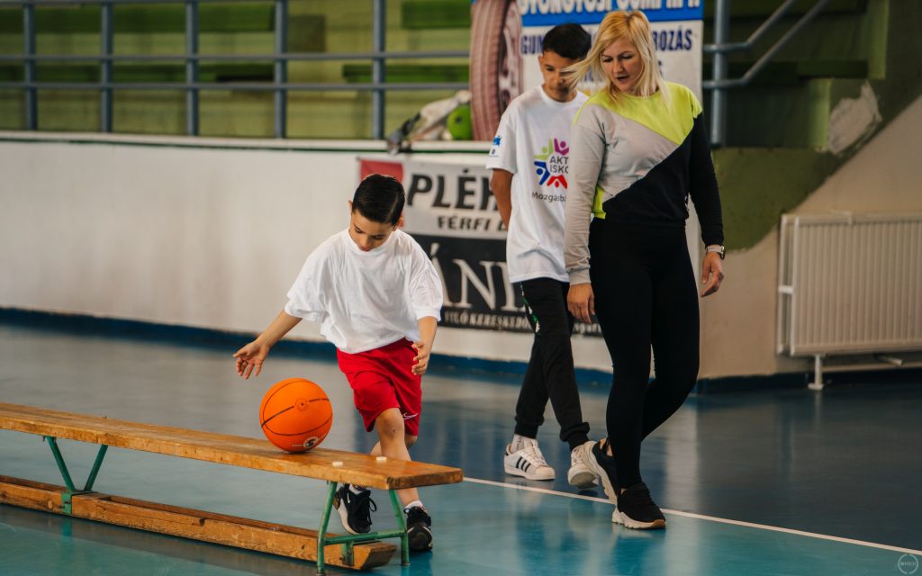 Tanárok felügyelték a gyerekeket.