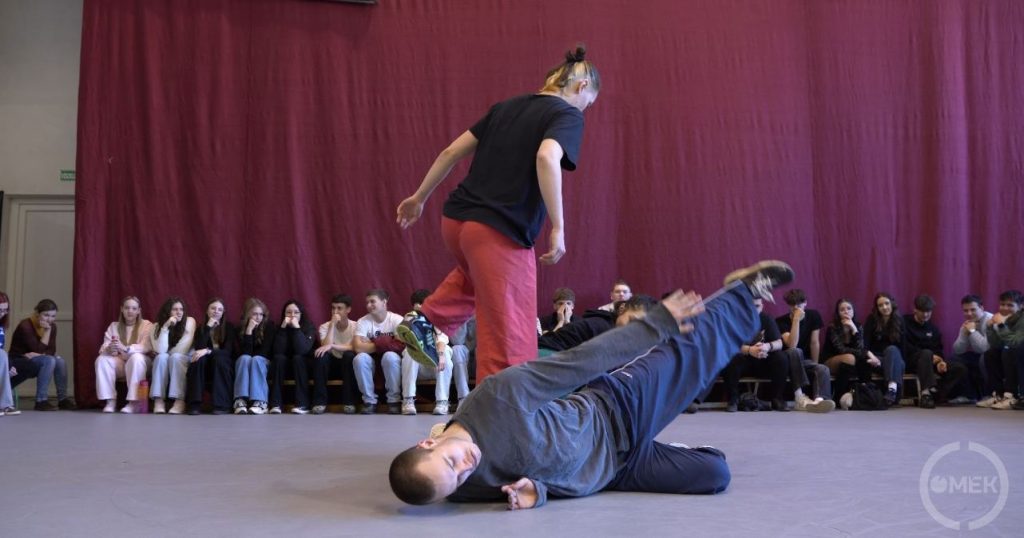 Táncszínházi beavató foglalkozást nézik a diákok.