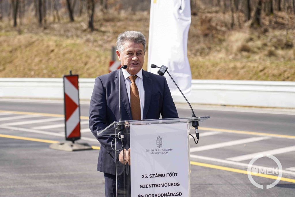 Tasó László kiemelte a kapaszkodósávok jelentőségét.