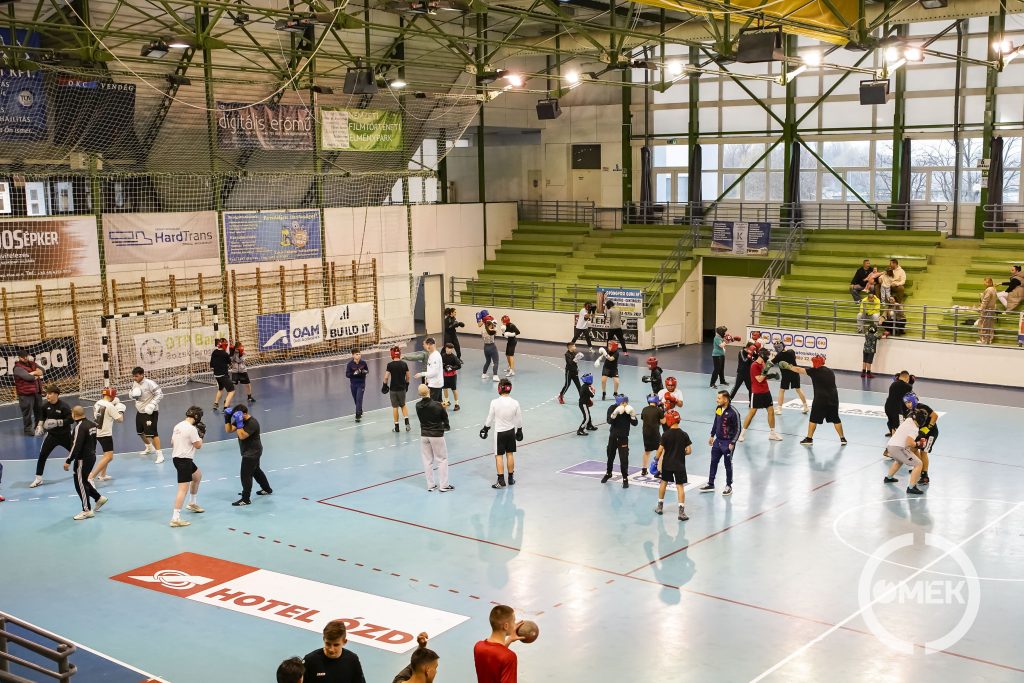 Távoli kép a pályáról.