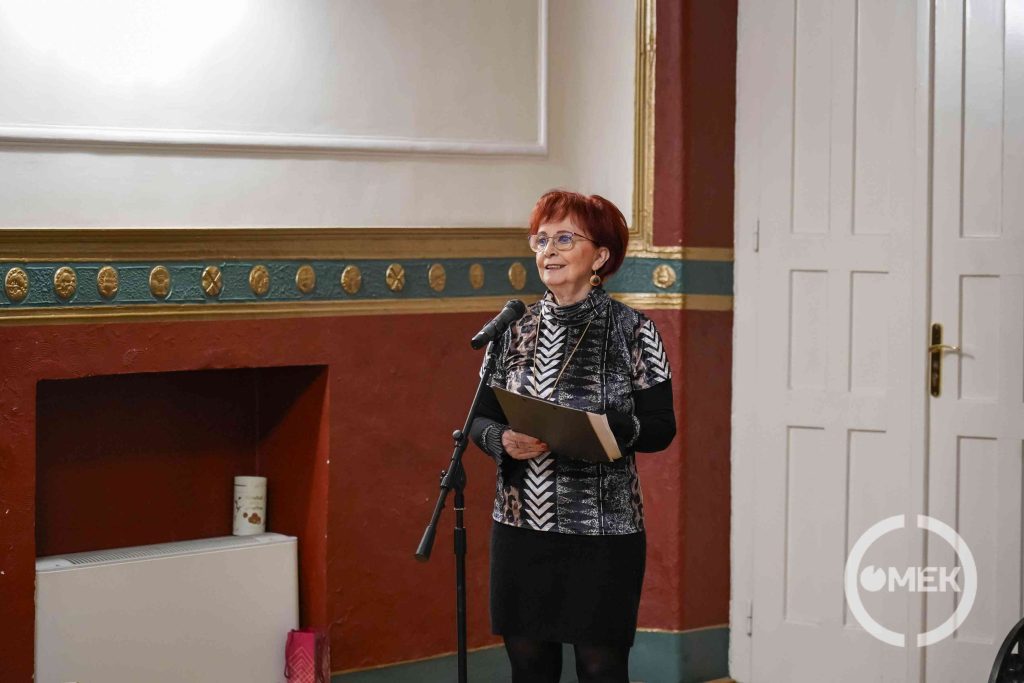 Teleki Klára nyitotta meg a kiállítást és köszöntötte a résztvevőket.