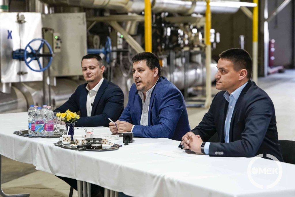 Varga Roland, az Ózdi Távhő Kft. ügyvezetője kezdte a sajtótájékoztatót.