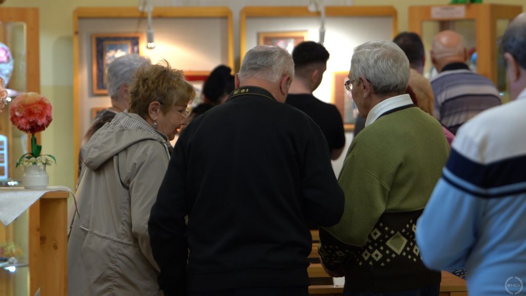 Vendégek a kiállításon.